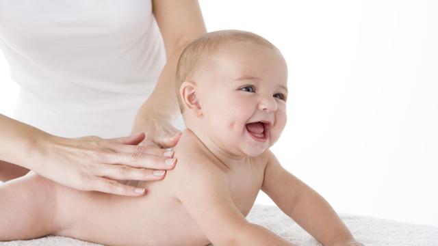 Cara-Agar-Aman-Terkendali-Pada-Saat-Memakaikan-Minyak-Esensial-Pada-Si-Dede-bayi